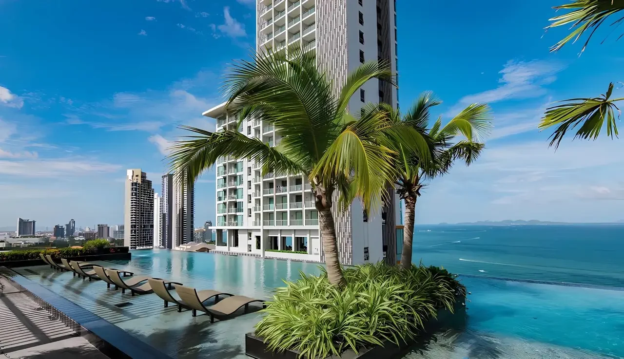 Побережье Вонгамата и море с территории соседнего комплекса The Riviera Wongamat