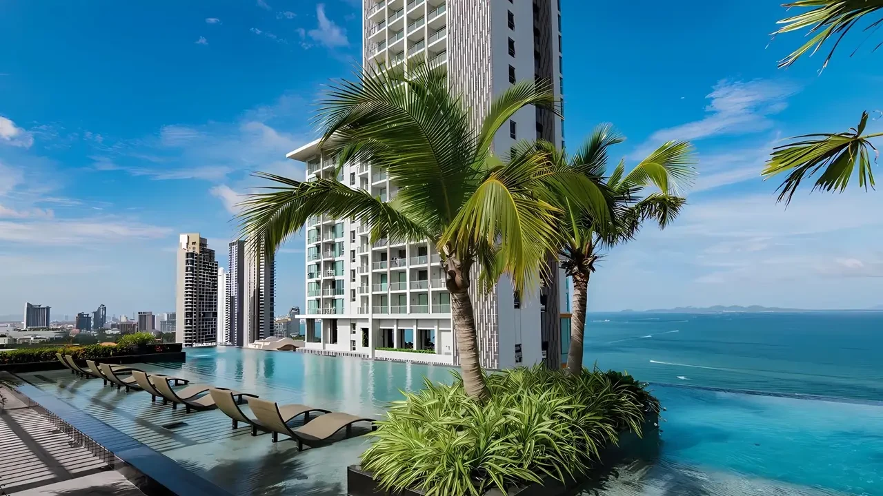 Высотная резиденция The Riviera Wongamat в Паттайе с бассейном и видом на море